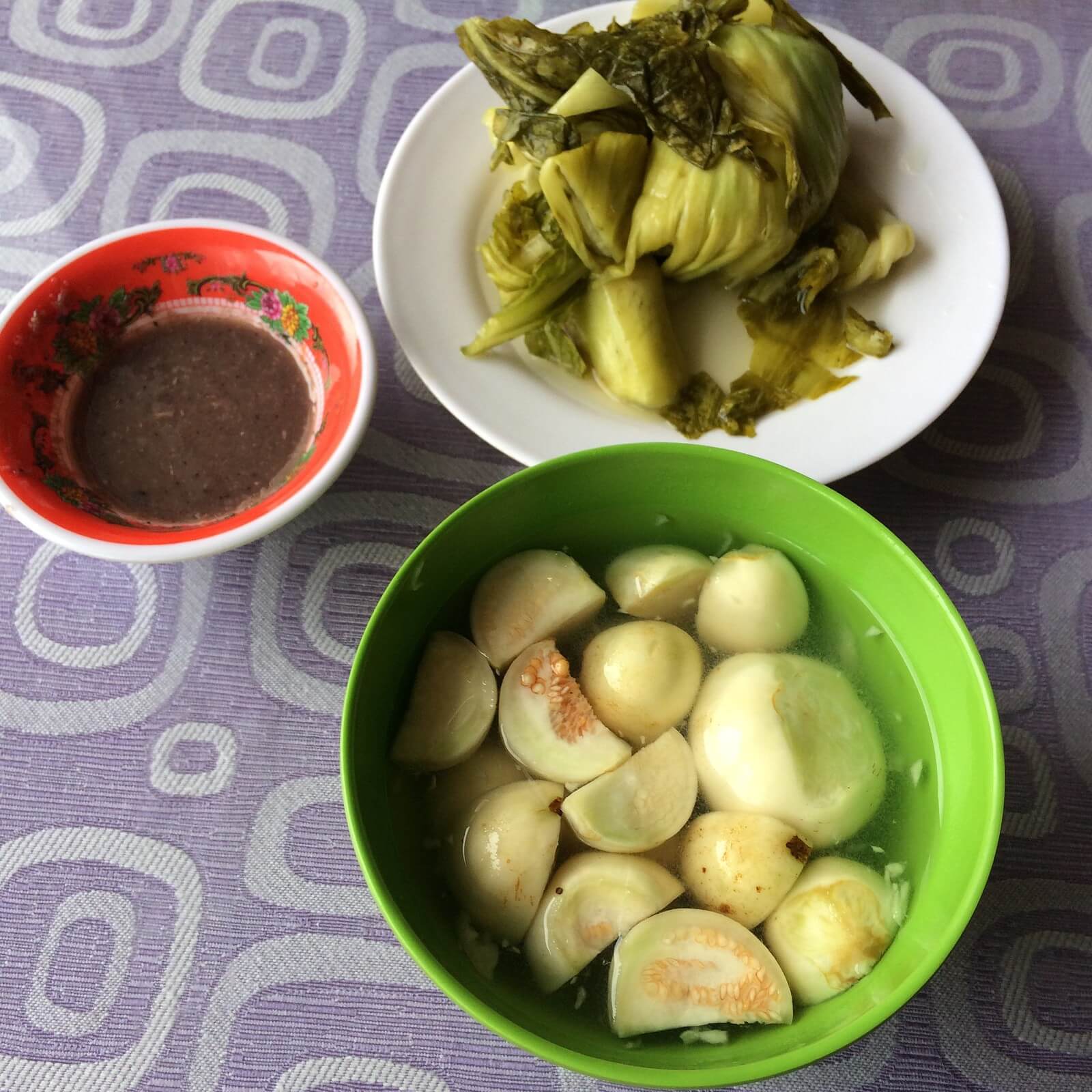 Dưa chua và cà muối ăn với thịt heo quay và canh cua rau đay