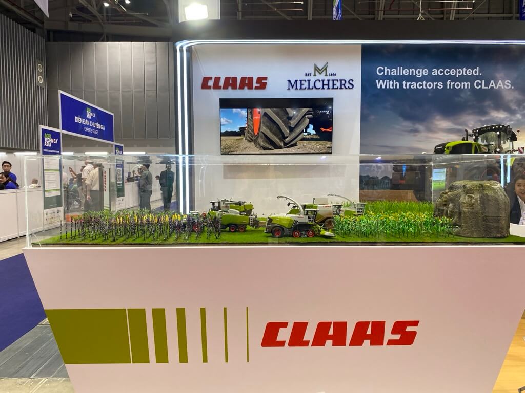 CLAAS với toàn máy kéo mô hình 😀