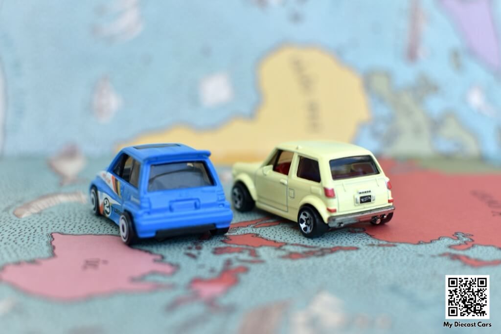 Honda City Turbo II bên phải không vẽ chi tiết trước sau và Honda N600 có vẽ đầy đủ