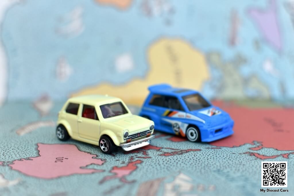 Honda City Turbo II bên phải không vẽ chi tiết trước sau và Honda N600 có vẽ đầy đủ